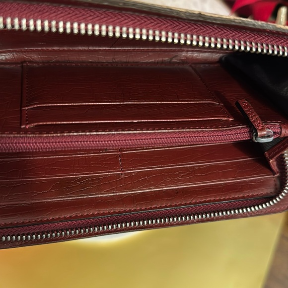 Gucci Beige Monogram Long Zipper bifold wallet in good condition - Picture 7 of 16